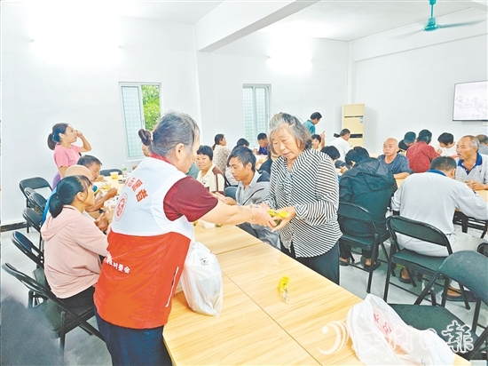 養(yǎng)殖戶在村委會辦公樓內(nèi)吃上熱飯。