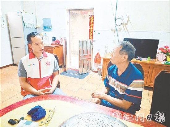 吳堅(jiān)藝（左）入戶收集民意。