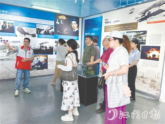 五邑大學調(diào)研組參觀馮如文史館。