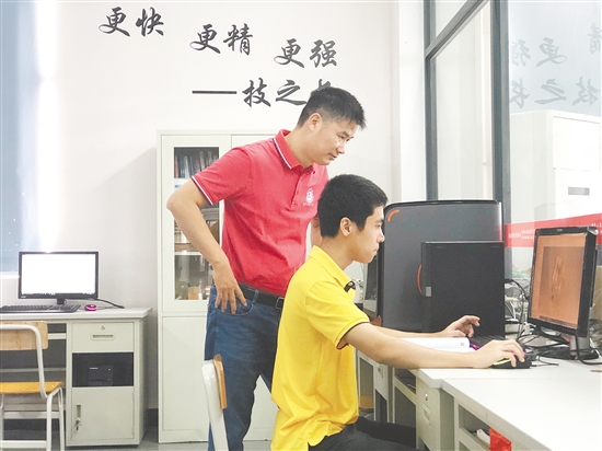 劉劍（左）指導(dǎo)學(xué)生實訓(xùn)。