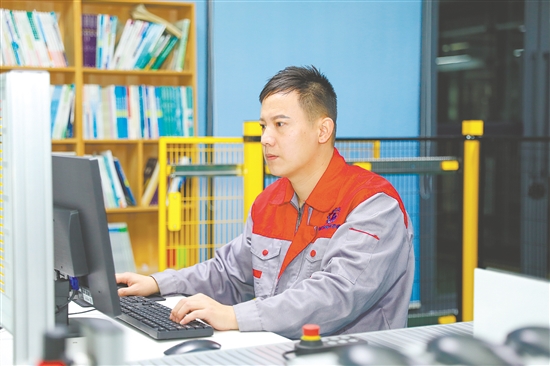 劉銳杰在鉆研技術(shù)。