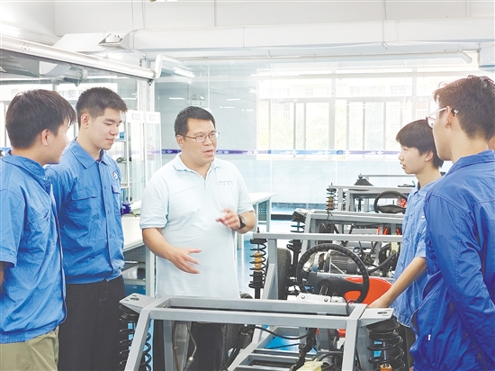 黃進光（中）在指導(dǎo)學(xué)生實訓(xùn)。