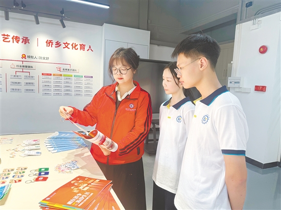 傅穎琪（左）和學(xué)生交流。