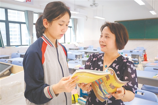 阮美賢為學生講解問題。