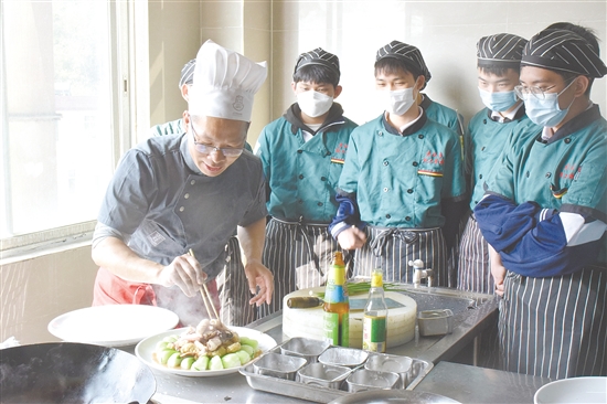 羅國永指導學生實訓。