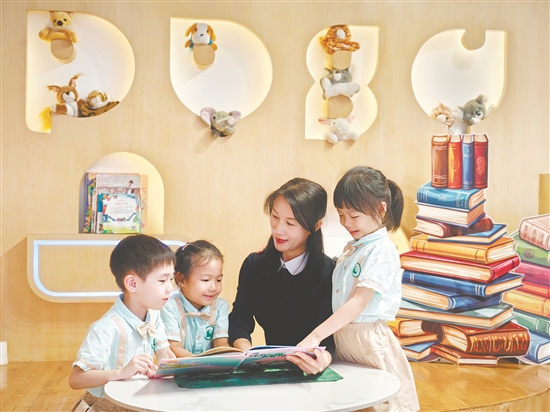 李淑貞在給孩子們講故事。