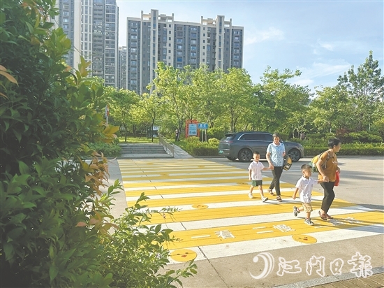 會城街道碧桂園社區(qū)發(fā)動轄區(qū)幼兒園參與斑馬線的設(shè)計。