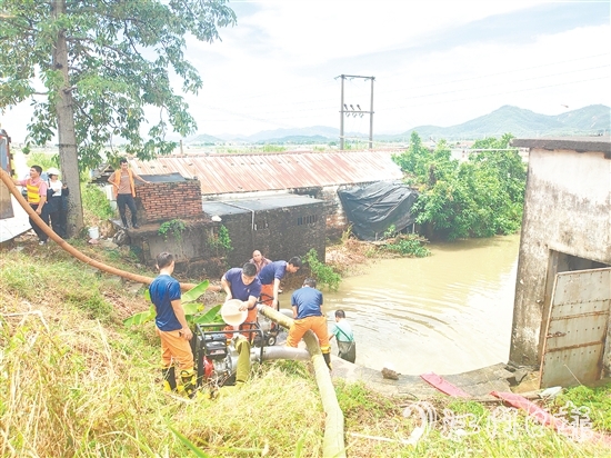 新會區(qū)應(yīng)急救援大隊在沙堆鎮(zhèn)大環(huán)村開展排澇作業(yè)。