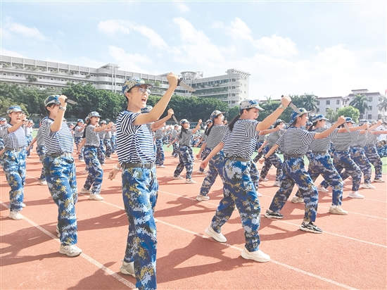 培英高中軍訓(xùn)會操表演上，同學(xué)們精神抖擻。