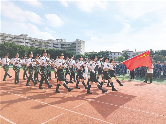 培英高中軍訓(xùn)會操表演上，同學(xué)們精神抖擻。