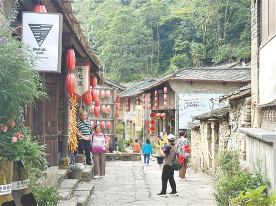 9月9日，“邑起游”云貴秋韻5天游啟程。