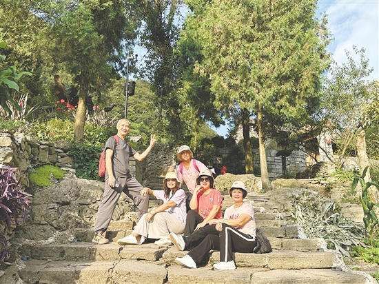 江門春秋國(guó)旅的9月收客量預(yù)計(jì)同比增長(zhǎng)20%左右，以中老年群體為主。