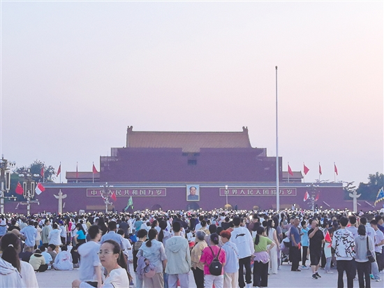 當(dāng)前北京已成為江門市民秋季出游的“頂流”目的地。圖為北京天安門廣場。