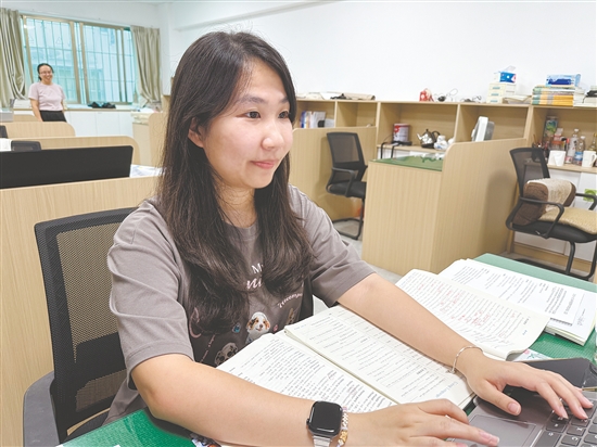 李敏婷畢業(yè)后回到母校，成為一名英語教師。