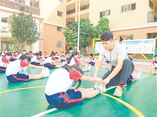 廖甘偉組織學(xué)生進(jìn)行體能訓(xùn)練。
