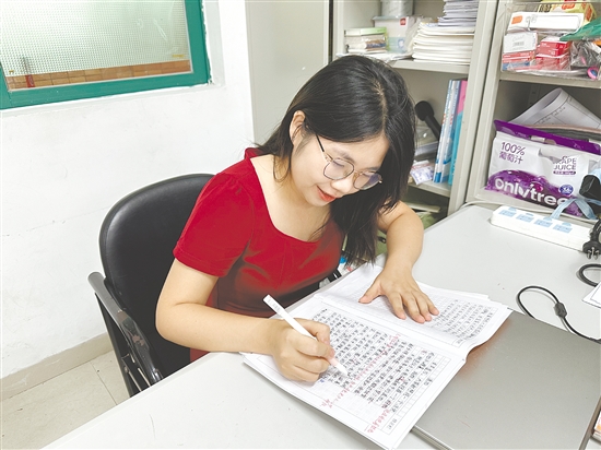 在從教的第三年，李雯婷已能“獨(dú)當(dāng)一面”。