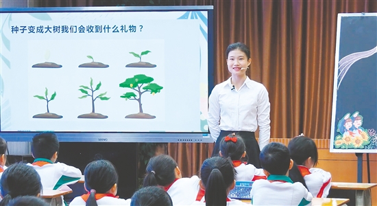 在心理健康教育課上，李甜甜引導(dǎo)學(xué)生思考問題。