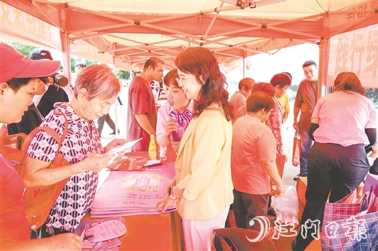 金融工作者與市民互動(dòng)，宣傳存款保險(xiǎn)知識(shí)。