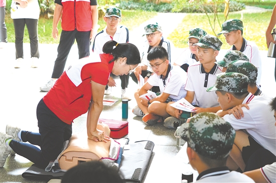 鶴山市紅十字會工作人員為學(xué)生示范正確的心肺復(fù)蘇操作方法。