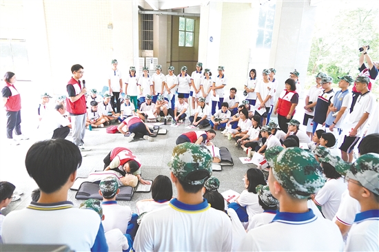 培訓(xùn)采用“理論講解+實(shí)操演練”相結(jié)合的方式，面向高一新生開展心肺復(fù)蘇操作技能考證培訓(xùn)。