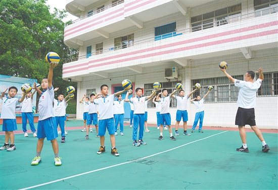 沙坪街道第四小學(xué)于2016年組建排球隊(duì)，為學(xué)生打造提升排球技能的平臺(tái)。