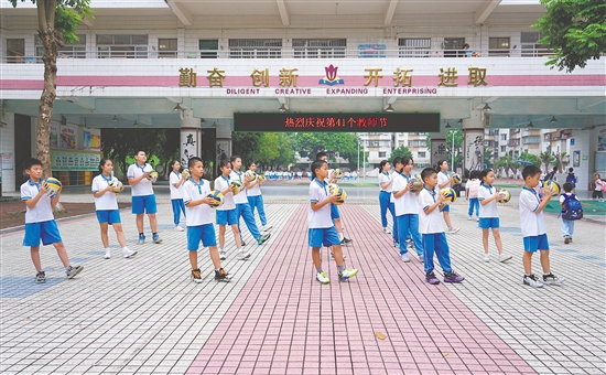 沙坪街道第四小學(xué)別出心裁地推出校園排球操。