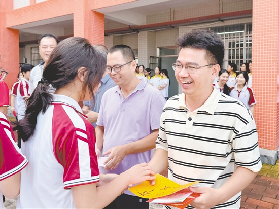 恩平市恩城中學的學生向老師送上教師節(jié)禮物。
