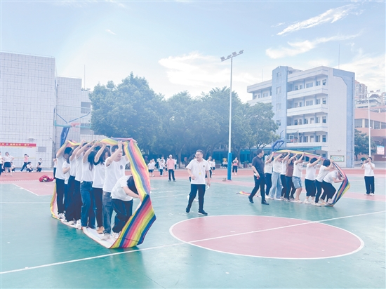 恩平市成德小學開展趣味橫生的團建活動。