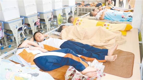 “平躺睡”有效改善學(xué)生們午睡質(zhì)量。