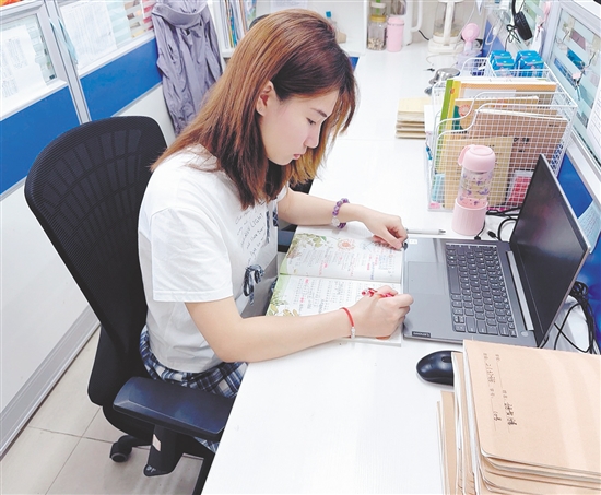 老師抓住在學(xué)校的碎片時間備課。