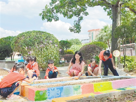 在老師和同學(xué)們的描繪下，中醫(yī)藥圃變得色彩繽紛。