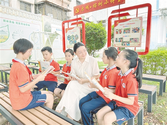 謝瑩與學(xué)生們聊天。