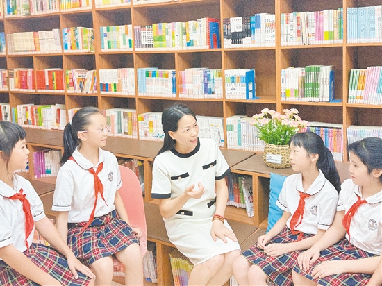 戚秀梅通過語言訓(xùn)練幫助學(xué)生。