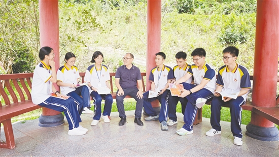 唐防有傾聽學(xué)生的心聲。