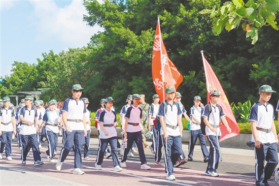 學(xué)生們?cè)谛凶咧欣斫狻皥?jiān)持”和“團(tuán)結(jié)”的意義。