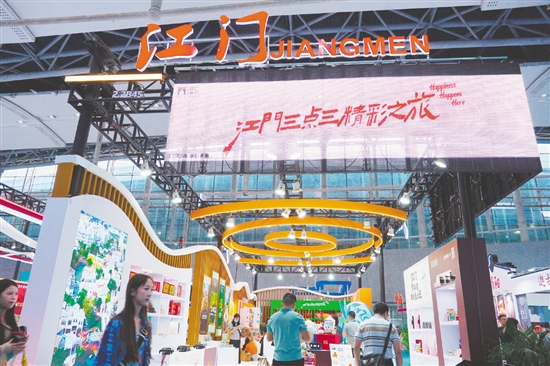 踏入江門展館，濃郁的僑鄉(xiāng)文化氣息撲面而來。