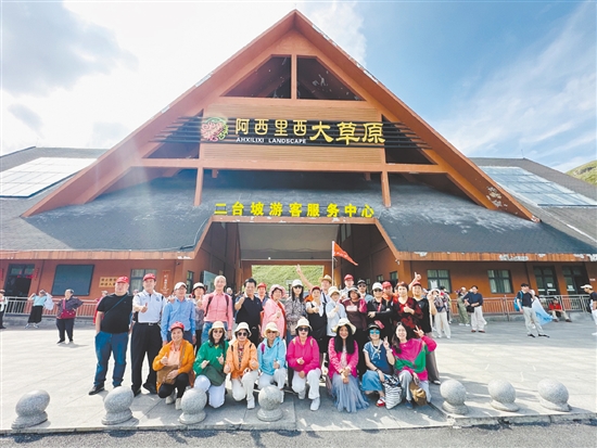 團友們在阿西里西大草原合影留念。