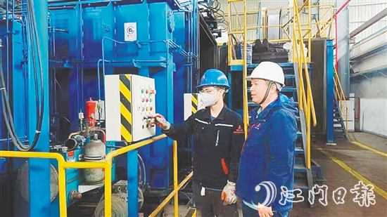 王顏臣（右）與同事操作儀器。