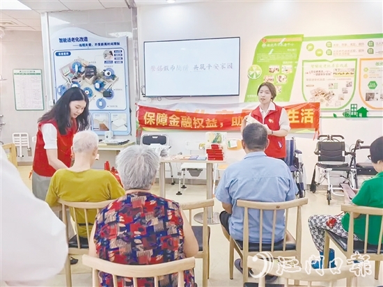 江門平安工作人員為老年人講解詐騙套路。