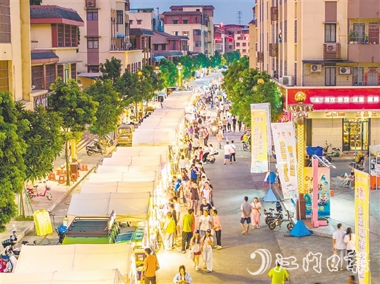 崖門圩鎮(zhèn)主街區(qū)洋溢著東南亞風(fēng)情，吸引大批市民游客前來。