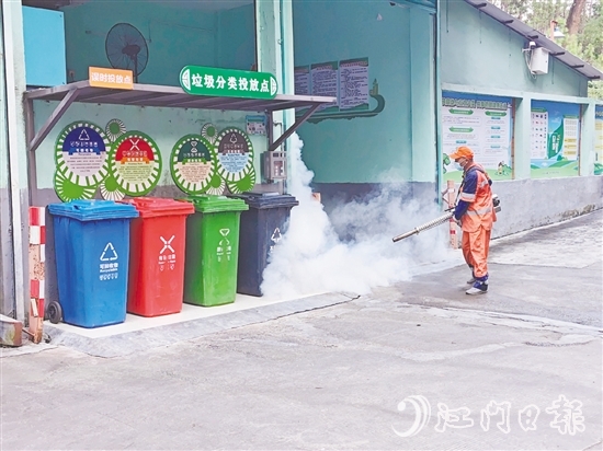 在北園新村垃圾收集點(diǎn)，環(huán)衛(wèi)工人進(jìn)行藥物噴灑。