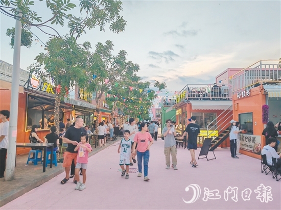 南職大學(xué)路限時(shí)步行街啟用后，吸引周邊群眾、師生及游客前來(lái)打卡。