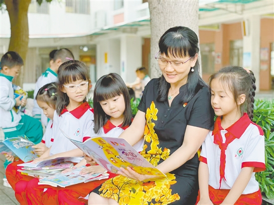 胡務(wù)娟認(rèn)為學(xué)生才是課堂的主人，教師應(yīng)做到心中有學(xué)生。