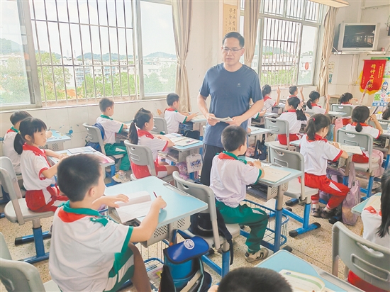 馮健成認(rèn)為，教書育人從來不是一份簡單的工作。