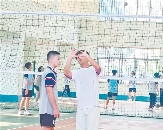 “冠軍校友”回到母校，為學校排球隊的隊員進行指導。