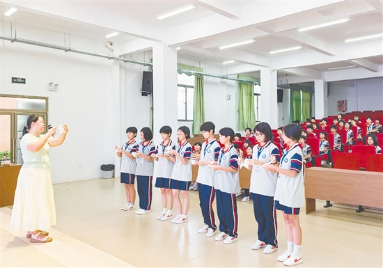 任遠中學面向七年級女生開設衛(wèi)生與健康教育課。