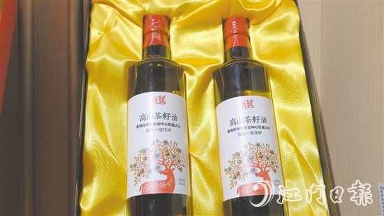 東哲品牌的茶籽油，煎炒炸皆適宜。