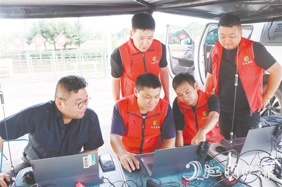 無人機團隊開展遙感驗標工作。