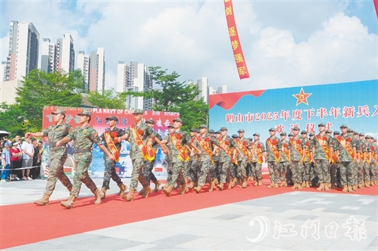 新兵們精神抖擻。