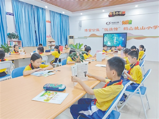 學(xué)生們?cè)诹己玫沫h(huán)境中閱讀喜愛(ài)的書籍。